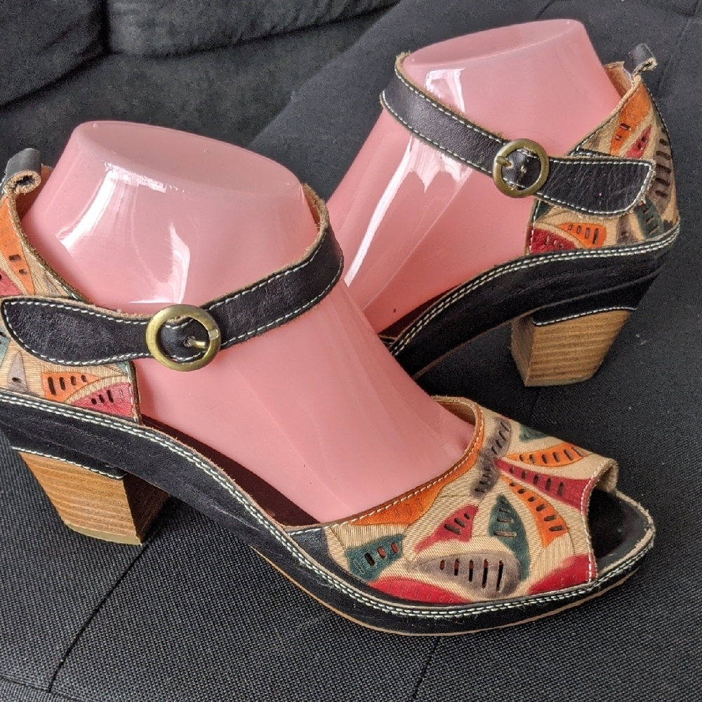 L'ATISTE Black Leather Block Heel Sandals with Multicolor Pattern